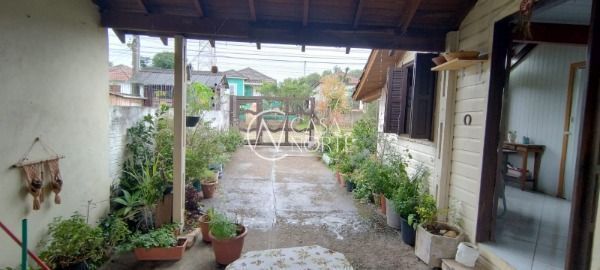 Casa à venda com 3 quartos, 150m², 1 suíte, 2 vagas, Rua dos Guenoas no bairro Guarujá em Porto Alegre