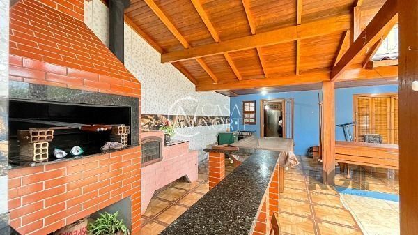 Casa à venda com 4 quartos, 399m², 1 suíte, 6 vagas, Rua Jerolomo Minuzo no bairro Vila Nova em Porto Alegre