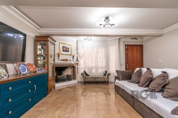 Casa à venda com 4 quartos, 270m², 1 suíte, 4 vagas, Rua Manoel Cabeda Perez no bairro Jardim Isabel em Porto Alegre