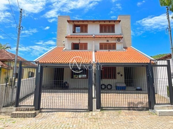 Casa à venda com 3 quartos, 215m², 3 suítes, 3 vagas, Rua Liberal no bairro Tristeza em Porto Alegre