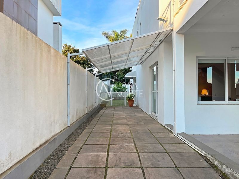 Casa de Condomínio à venda com 3 quartos, 300m², 1 suíte, 3 vagas, Avenida Edgar Pires de Castro no bairro Hípica em Porto Alegre