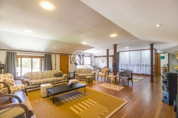 Casa à venda com 4 quartos, 300m², 1 suíte, 8 vagas, Rua Carlos Nobre no bairro Ipanema em Porto Alegre