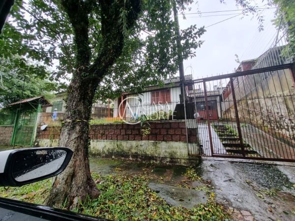 Casa à venda com 3 quartos, 305m², 1 vaga, Rua Landel de Moura no bairro Tristeza em Porto Alegre