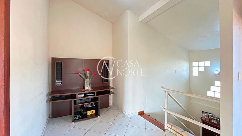 Casa à venda com 3 quartos, 211m², 1 suíte, 4 vagas, Acesso dos Gerânios no bairro Santa Tereza em Porto Alegre