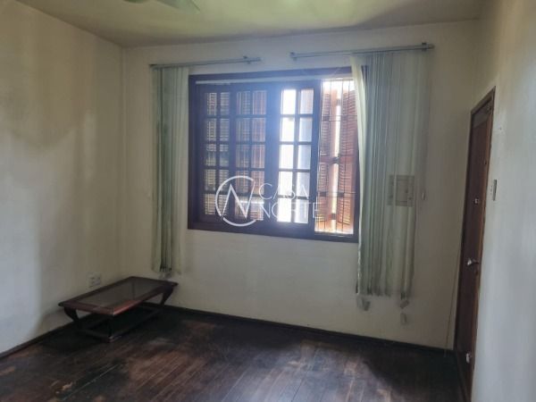 Casa à venda com 4 quartos, 188m², 1 suíte, 6 vagas, Rua Tamandaré no bairro Camaquã em Porto Alegre