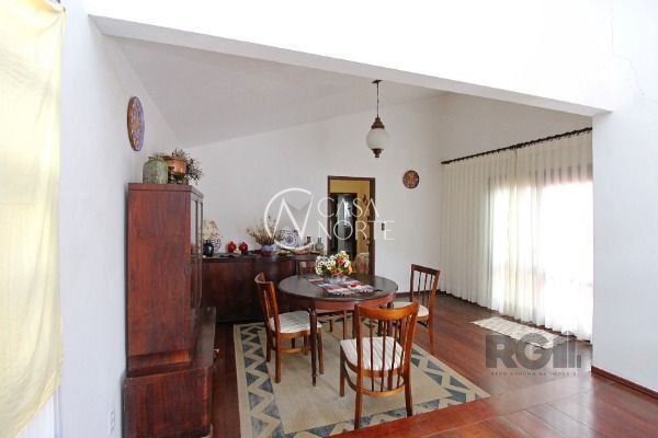 Casa à venda com 3 quartos, 150m², 4 vagas, Rua Urussanga no bairro Guarujá em Porto Alegre