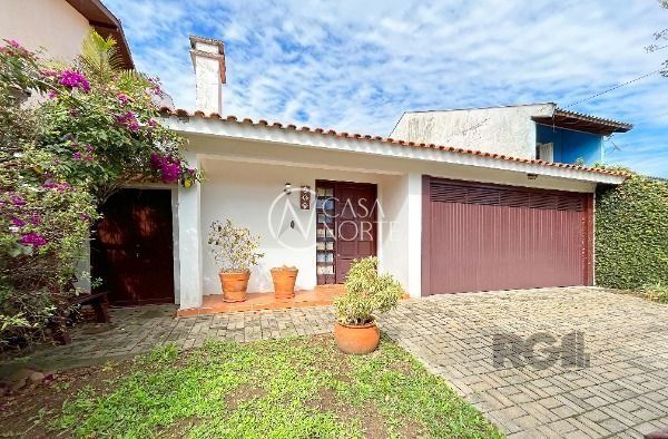 Casa à venda com 3 quartos, 150m², 4 vagas, Rua Urussanga no bairro Guarujá em Porto Alegre