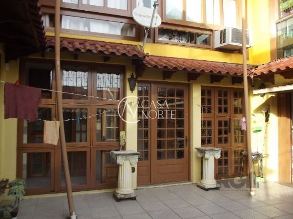 Casa à venda com 4 quartos, 320m², 1 suíte, 2 vagas, Rua Marques do Marica no bairro Vila Nova em Porto Alegre