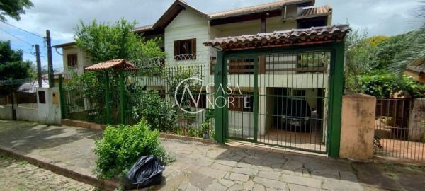 Casa à venda com 6 quartos, 242m², 2 suítes, 2 vagas, Rua Mathilde Zatar no bairro Nonoai em Porto Alegre