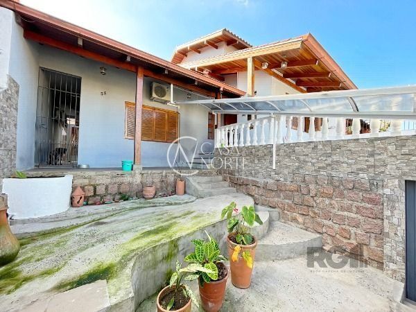 Sobrado à venda com 3 quartos, 290m², 1 suíte, 2 vagas, Rua Delfina Fusquini Sirianni no bairro Vila Nova em Porto Alegre