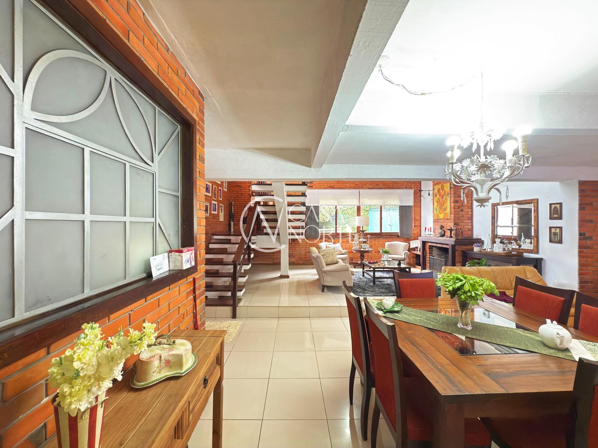 Casa à venda com 5 quartos, 261m², 2 suítes, 3 vagas, Rua General Tadeusz Kosciuszko no bairro Jardim Isabel em Porto Alegre