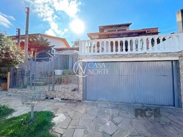 Sobrado à venda com 3 quartos, 290m², 1 suíte, 2 vagas, Rua Delfina Fusquini Sirianni no bairro Vila Nova em Porto Alegre