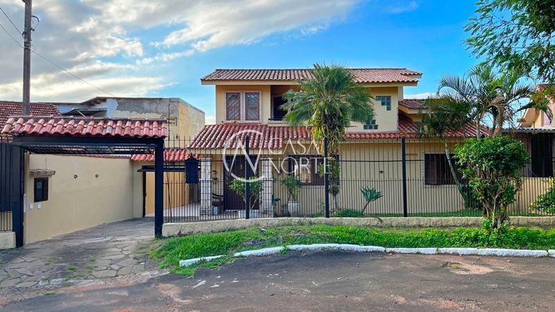 Casa à venda com 3 quartos, 211m², 1 suíte, 4 vagas, Acesso dos Gerânios no bairro Santa Tereza em Porto Alegre