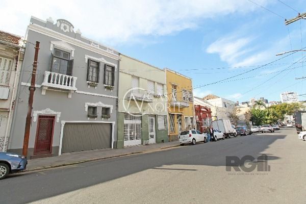 Casa à venda com 3 quartos, 222m², 2 vagas, Rua Gaspar Martins no bairro Floresta em Porto Alegre