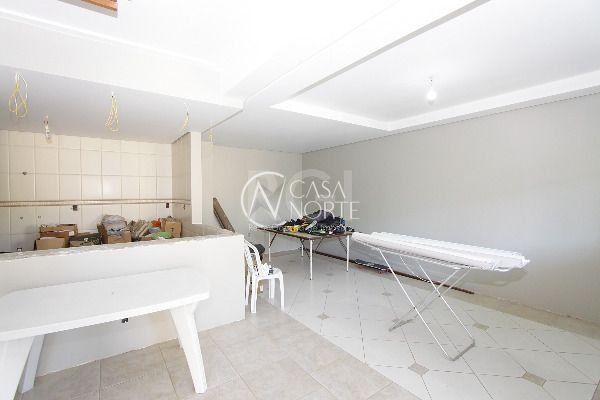 Casa à venda com 3 quartos, 300m², 1 suíte, 8 vagas, Rua Gregorio da Fonseca no bairro Nonoai em Porto Alegre