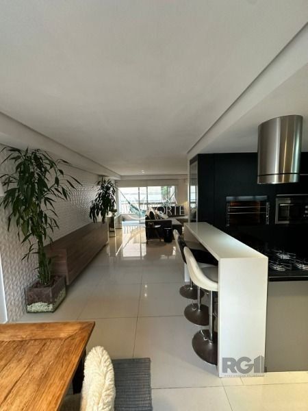 Casa de Condomínio à venda com 3 quartos, 235m², 3 suítes, 2 vagas, Avenida Wenceslau Escobar no bairro Tristeza em Porto Alegre