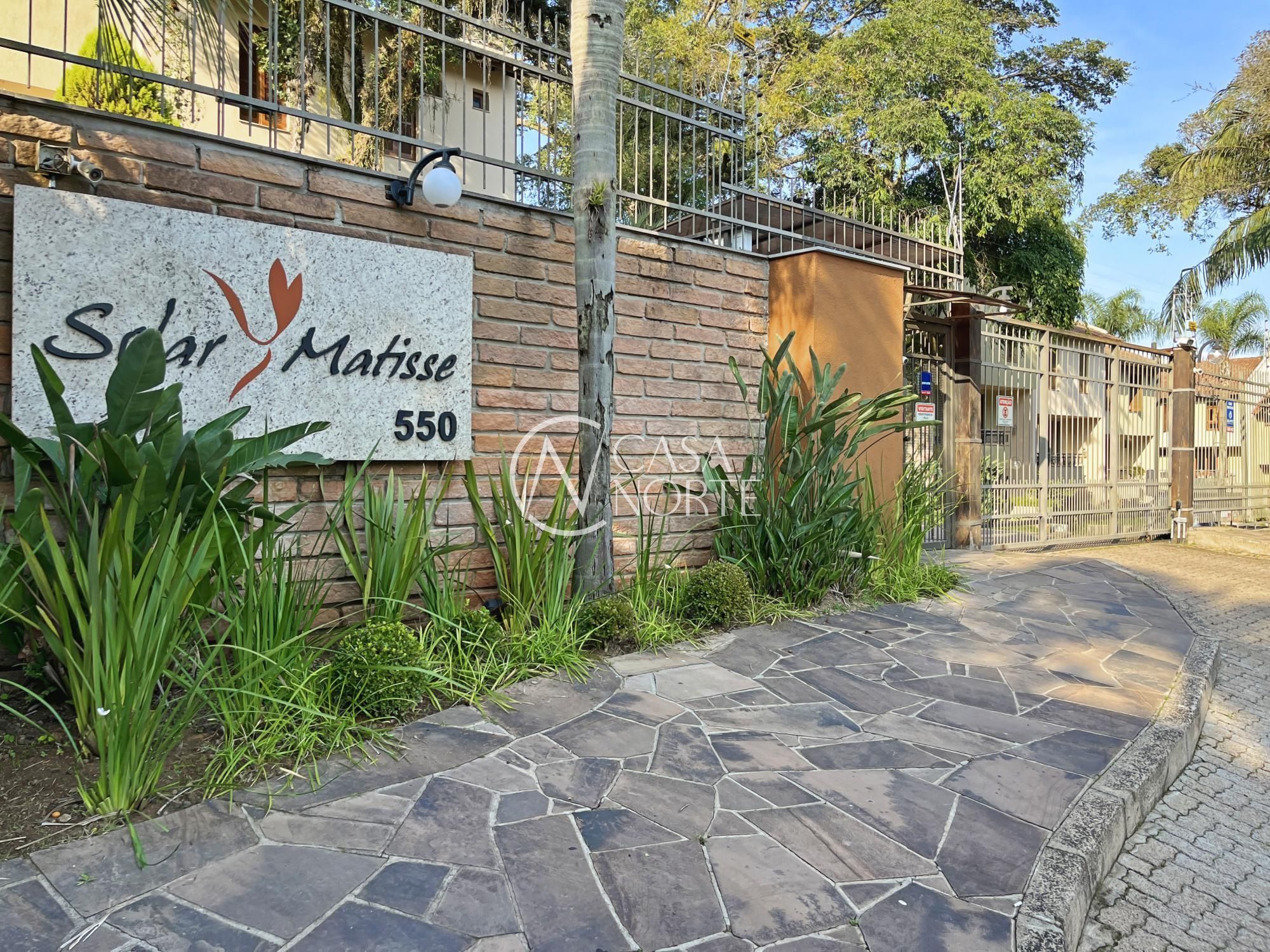 Casa de Condomínio à venda com 3 quartos, 270m², 1 suíte, 4 vagas, Rua Edgar Luiz Schneider no bairro Jardim Isabel em Porto Alegre