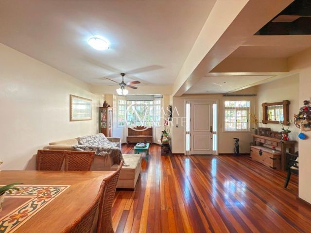 Casa de Condomínio à venda com 4 quartos, 197m², 1 suíte, 2 vagas, Rua Jacipuia no bairro Guarujá em Porto Alegre