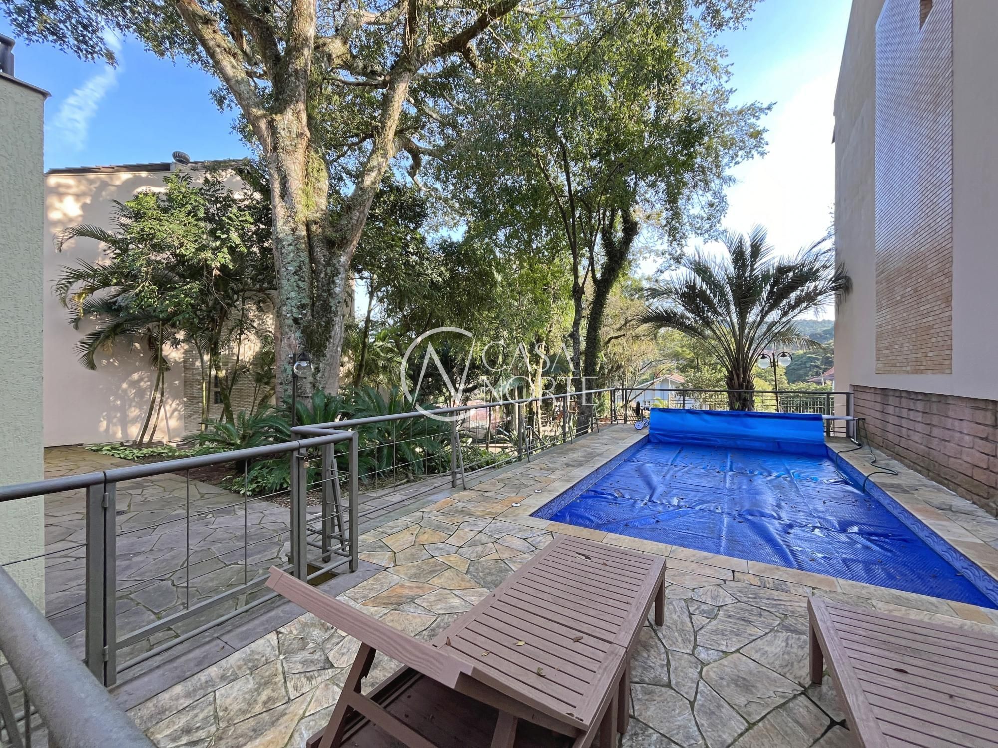 Casa de Condomínio à venda com 3 quartos, 270m², 1 suíte, 4 vagas, Rua Edgar Luiz Schneider no bairro Jardim Isabel em Porto Alegre