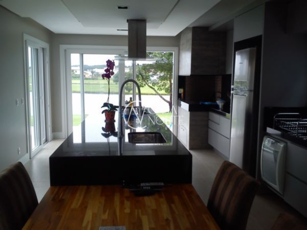 Casa à venda com 3 quartos, 269m², 2 suítes, 4 vagas, Avenida Juca Batista no bairro Belém Novo em Porto Alegre