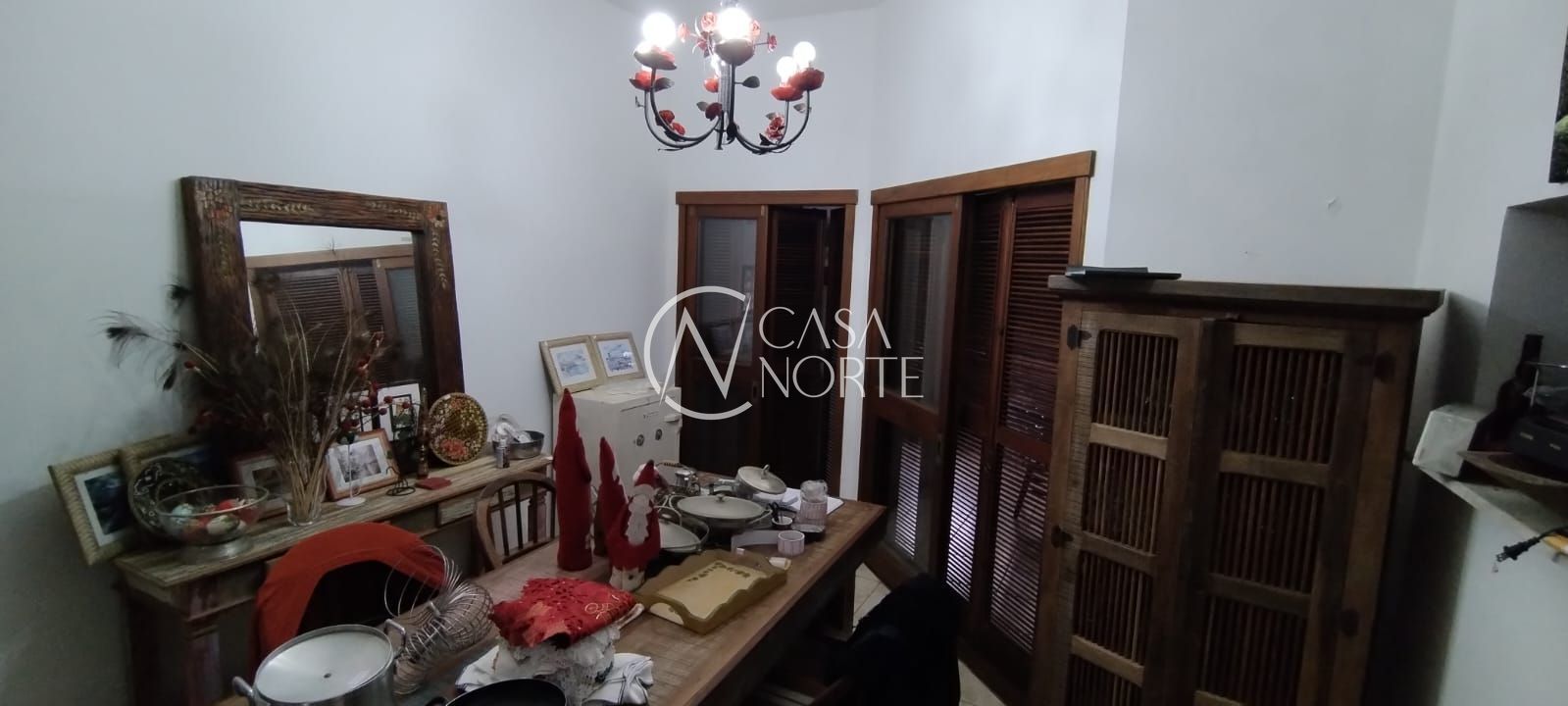 Casa à venda com 5 quartos, 305m², 2 suítes, 2 vagas, Rua Coronel Gomes de Carvalho no bairro Sétimo Céu em Porto Alegre