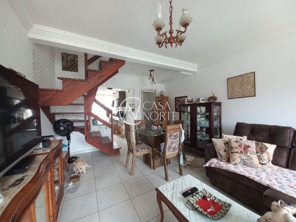 Casa à venda com 2 quartos, 77m², 2 suítes, 2 vagas, Rua Heitor Kramer no bairro Guarujá em Porto Alegre