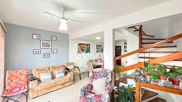 Casa à venda com 3 quartos, 212m², 1 suíte, 3 vagas, Rua Doutor Pitrez no bairro Ipanema em Porto Alegre