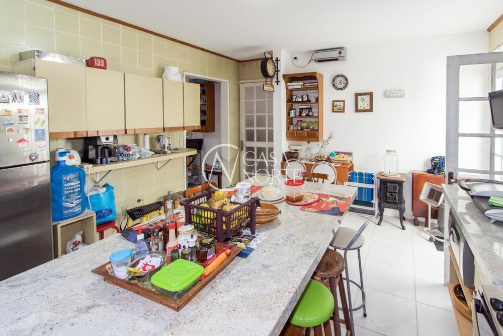 Casa à venda com 3 quartos, 281m², 1 suíte, 4 vagas, Travessa Pedra Redonda no bairro Jardim Isabel em Porto Alegre