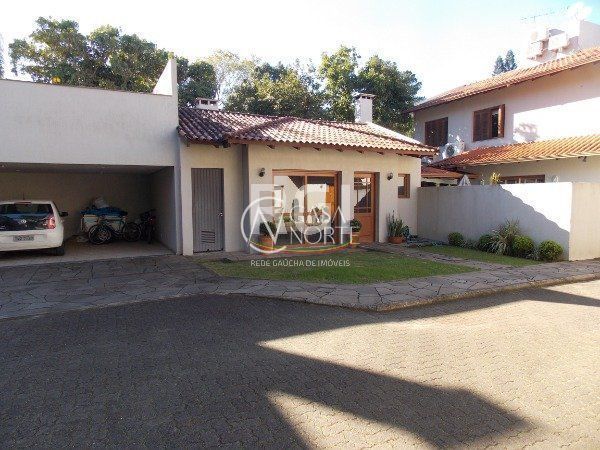 Casa à venda com 4 quartos, 334m², 1 suíte, 2 vagas, Travessa Pedra Redonda no bairro Ipanema em Porto Alegre