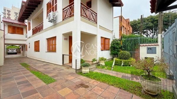 Casa à venda com 3 quartos, 240m², 2 suítes, 4 vagas, Rua Doutor Armando Barbedo no bairro Tristeza em Porto Alegre