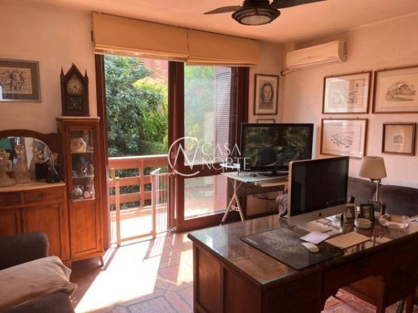 Casa à venda com 3 quartos, 327m², 1 suíte, 2 vagas, Rua Coroados no bairro Vila Assunção em Porto Alegre