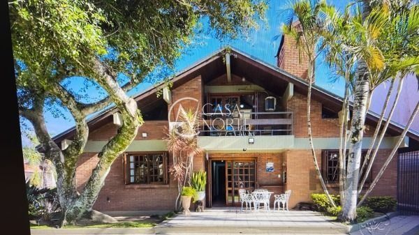 Casa à venda com 3 quartos, 228m², 1 suíte, 4 vagas, Rua Leme no bairro Ipanema em Porto Alegre