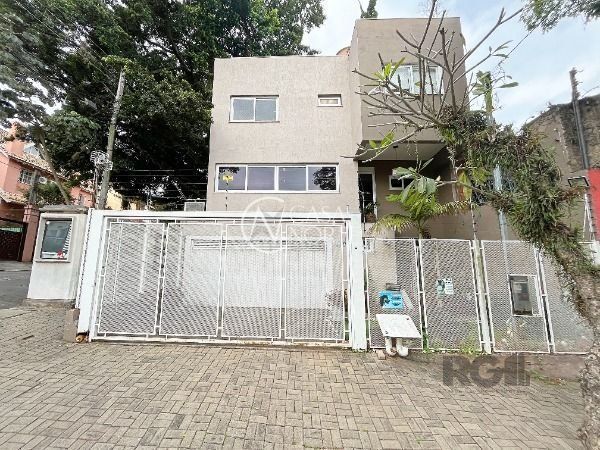 Casa à venda com 3 quartos, 283m², 1 suíte, 4 vagas, Rua Landel de Moura no bairro Tristeza em Porto Alegre