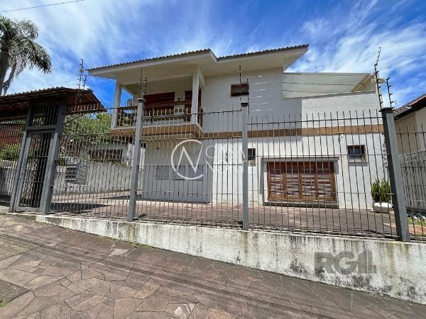 Casa de Condomínio à venda com 3 quartos, 197m², 1 suíte, 2 vagas, Rua Victor Silva no bairro Camaquã em Porto Alegre