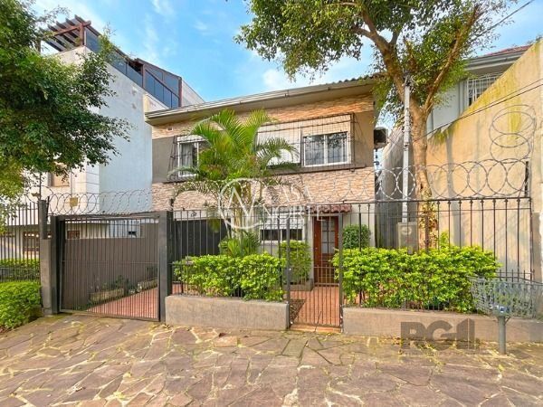 Casa à venda com 4 quartos, 240m², 3 vagas, Rua Taveira Junior no bairro Nonoai em Porto Alegre