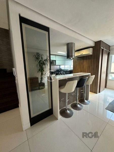 Casa de Condomínio à venda com 3 quartos, 235m², 3 suítes, 2 vagas, Avenida Wenceslau Escobar no bairro Tristeza em Porto Alegre