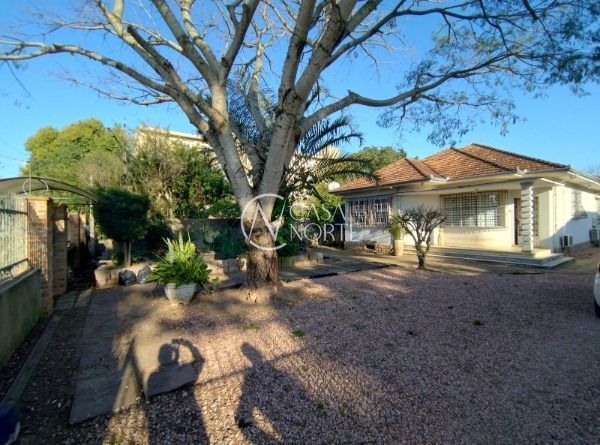 Casa à venda com 3 quartos, 160m², 4 vagas, Estrada João Salomoni no bairro Vila Nova em Porto Alegre