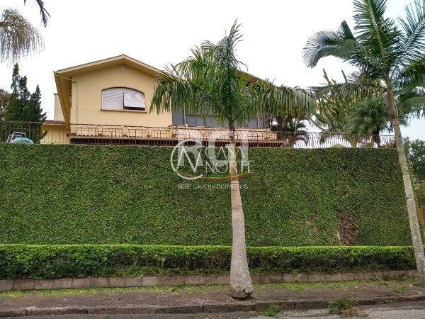 Casa à venda com 5 quartos, 741m², 3 suítes, 9 vagas, Rua dos Guenoas no bairro Guarujá em Porto Alegre