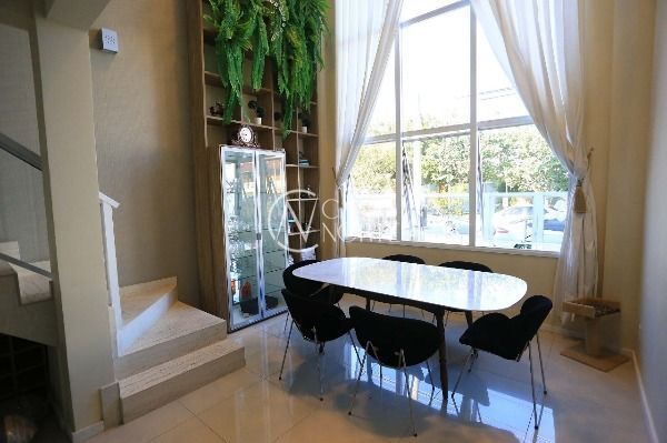 Casa à venda com 3 quartos, 140m², 2 suítes, 2 vagas, Rua Guatambu no bairro Hípica em Porto Alegre