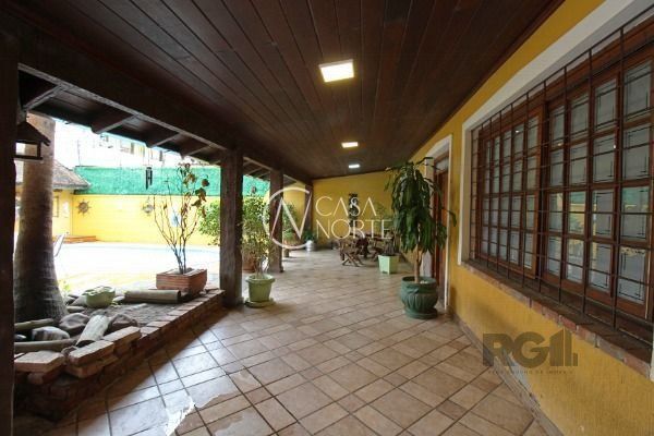 Casa à venda com 3 quartos, 300m², 1 suíte, 4 vagas, Avenida Orleaes no bairro Guarujá em Porto Alegre
