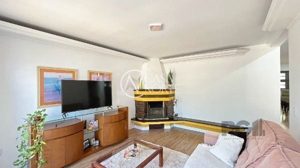 Casa à venda com 4 quartos, 262m², 3 suítes, 2 vagas, Rua Afonso Arinos no bairro Camaquã em Porto Alegre