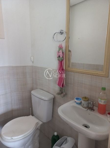 Casa à venda com 2 quartos, 77m², 2 suítes, 2 vagas, Rua Heitor Kramer no bairro Guarujá em Porto Alegre