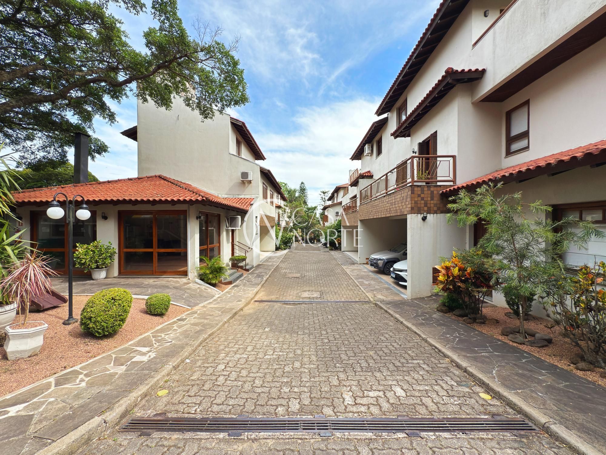 Casa de Condomínio à venda com 3 quartos, 340m², 1 suíte, 2 vagas, Travessa Pedra Redonda no bairro Jardim Isabel em Porto Alegre