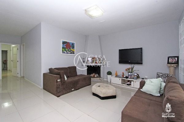 Casa à venda com 3 quartos, 180m², 1 suíte, 2 vagas, Rua Benjamim Moresco no bairro Ipanema em Porto Alegre