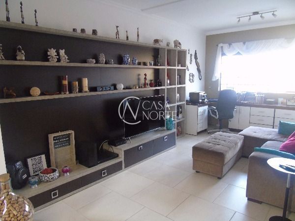 Casa à venda com 3 quartos, 306m², 1 suíte, 2 vagas, Avenida Celestino Bertolucci no bairro Hípica em Porto Alegre