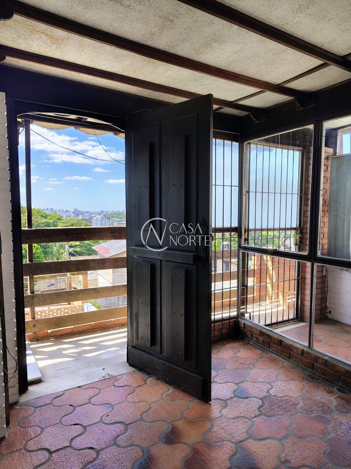 Casa à venda com 3 quartos com 300m², 1 suíte, 6 vagas, Rua Lindolfo Color no bairro Medianeira em Porto Alegre