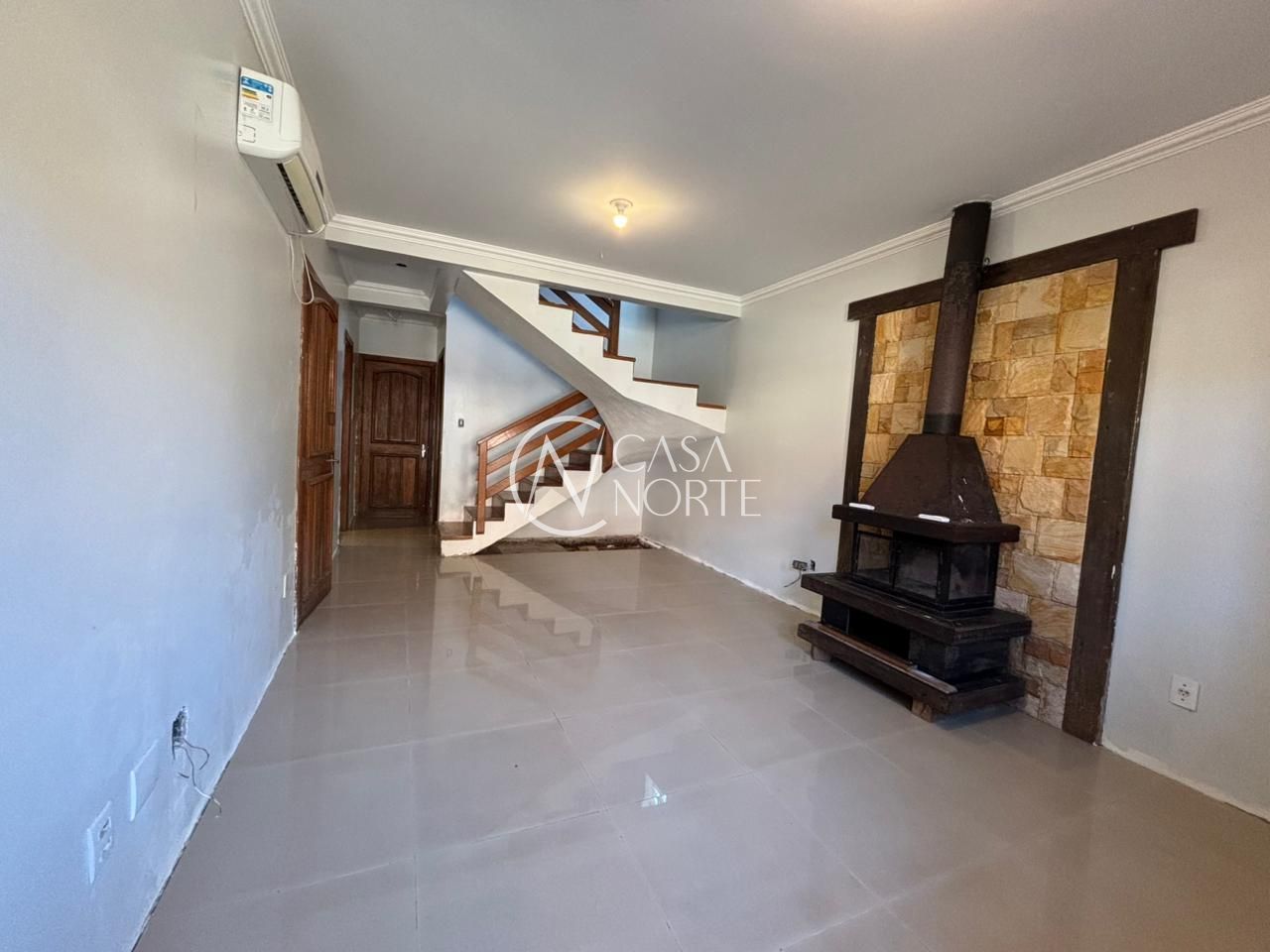 Casa de Condomínio à venda com 4 quartos, 207m², 1 suíte, 2 vagas, Avenida Orleaes no bairro Guarujá em Porto Alegre