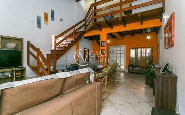 Casa à venda com 3 quartos, 136m², 1 suíte, 2 vagas, Rua Camaquã no bairro Camaquã em Porto Alegre