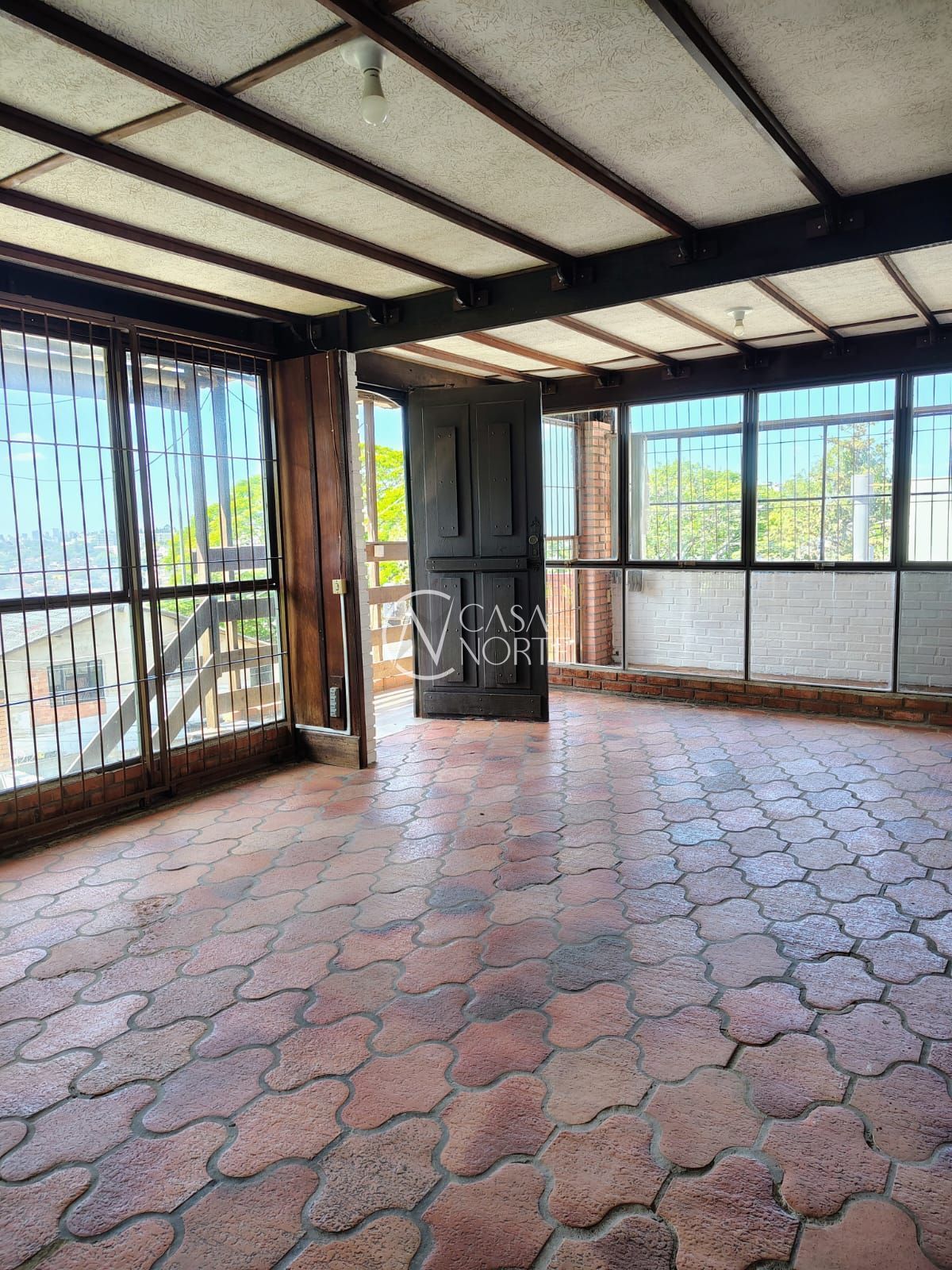 Casa à venda com 3 quartos com 300m², 1 suíte, 6 vagas, Rua Lindolfo Color no bairro Medianeira em Porto Alegre