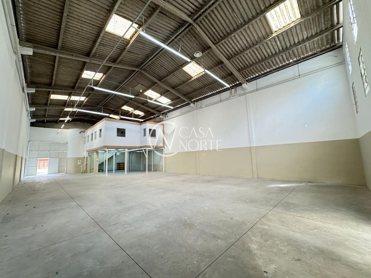 Pavilhão à venda com 6 quartos, 500m², 4 vagas, Estrada Aracaju no bairro Vila Nova em Porto Alegre